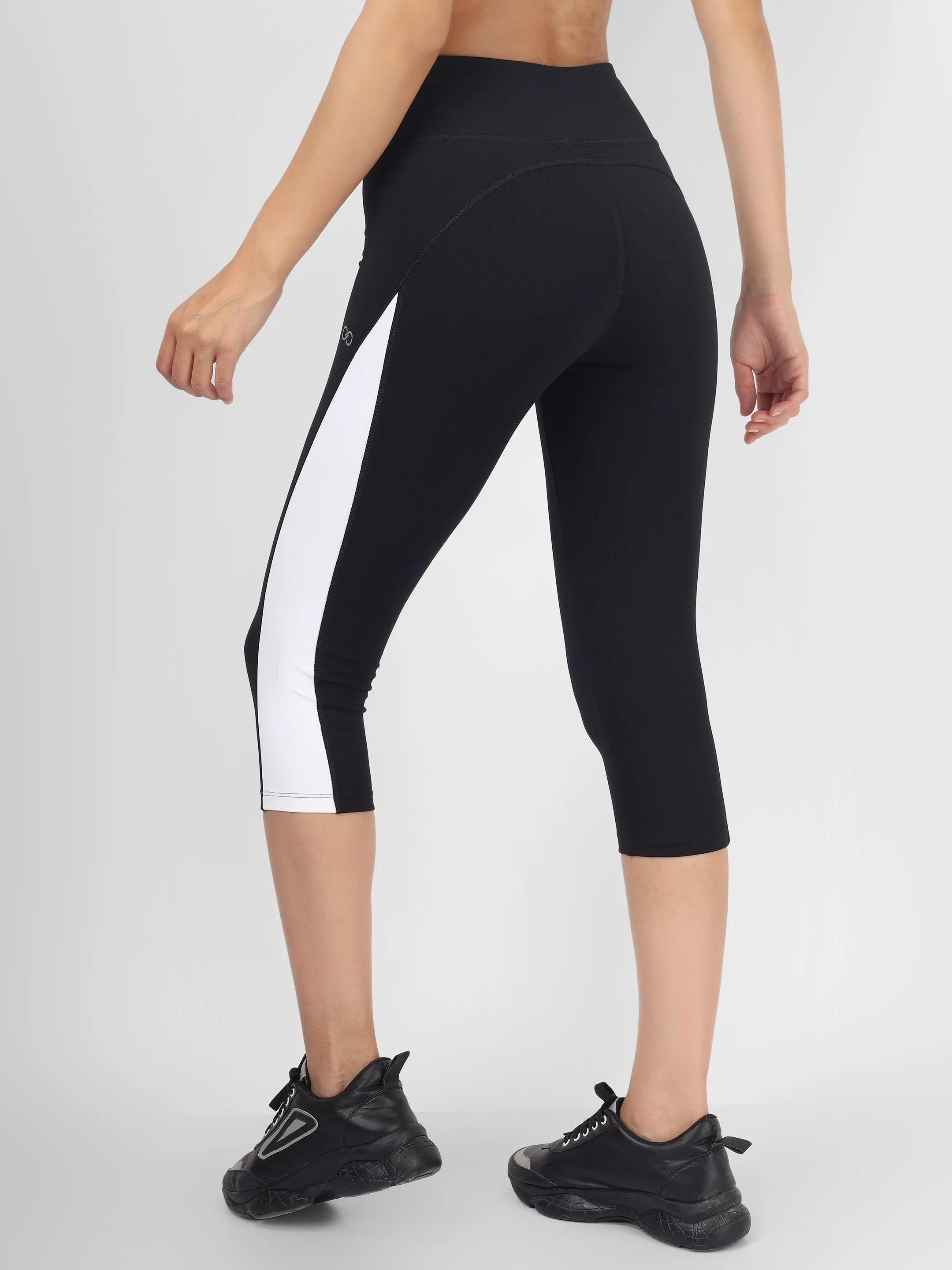 Essential Black Hardcore Capri Leggings