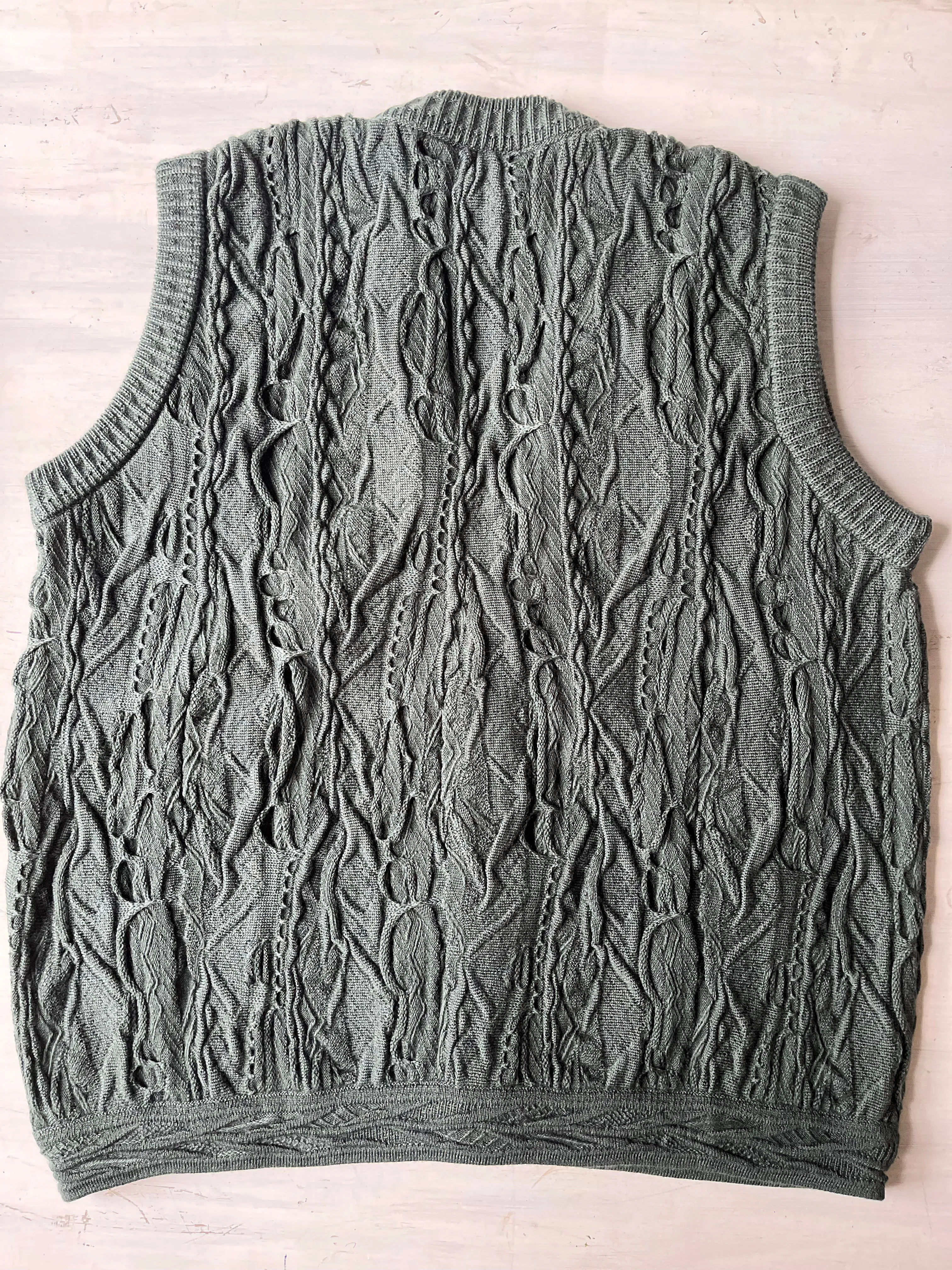 GECCU 3D-knitted merino wool sleeveless cardigan