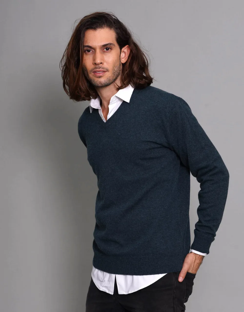 The Classic Cashmere V-Neck Pullover in Seaweed