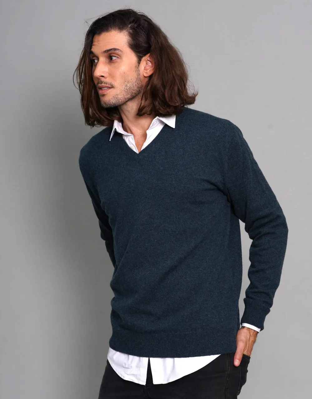 The Classic Cashmere V-Neck Pullover in Seaweed